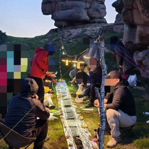 户外团队在内蒙古高山草甸挖4米长沟渠烧烤 林草部分参与观察 ...