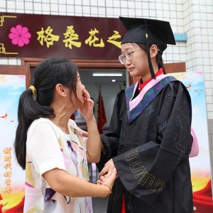 支教女大门生带妈妈回母校补办结业仪式