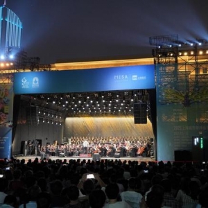 彻夜，上海都会草坪音乐广场上空回荡着《义勇军举行曲》 ...