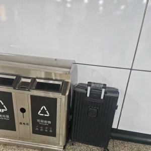 “一年设计白干了！”设计专业大学生乘高铁行李箱丢失，行李架处无监控，多 ...