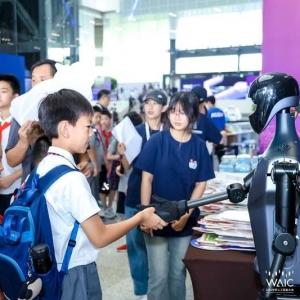 青少年到天下人工智能大会上“闯关”，“聊什么”由AI就地天生 ...