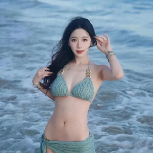 00年小姐姐在海里拍摄的比基尼写真照片