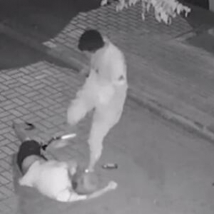 男子当街暴打女孩画面触目惊心 女性夏季要如何保护自己？ ...