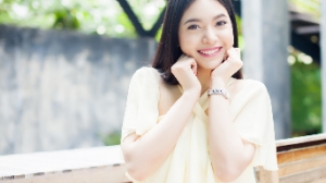 小说：校草被撞到，他烦闷地看着粗鲁同桌，随后发现她还写字骂他 ...