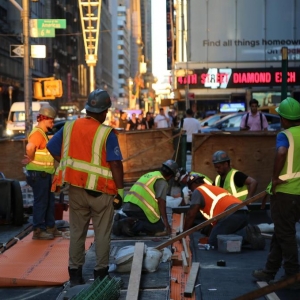 重压之下 美国劳动力市场流失逾120万移民