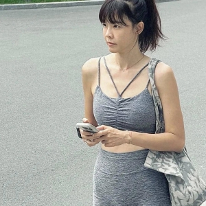 46岁李艾在阿那亚被偶遇，她穿着紧身衣，身段很棒，像28岁的女孩 ...